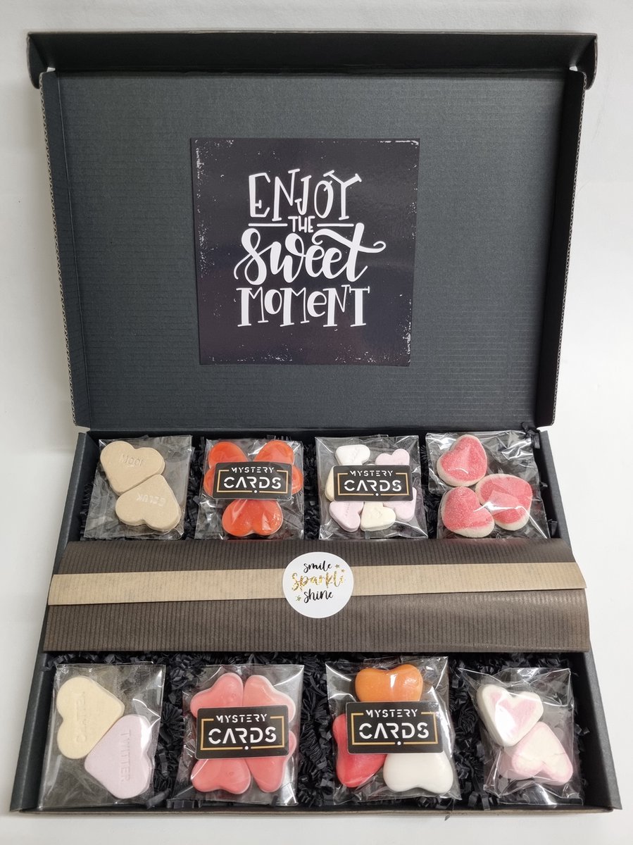 Valentijn Box met Mystery Card Enjoy the Sweet Moment met persoonlijke (video)boodschap | 8 soorten heerlijke hart snoepjes en een liefdevol kado